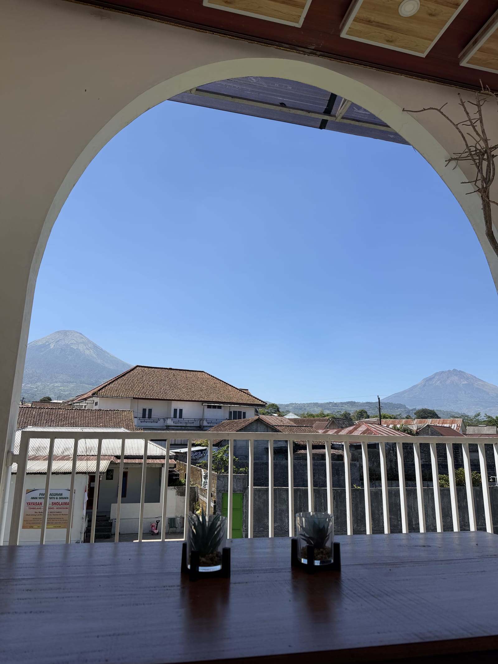 Teras Aline Villa menghadap Gunung Sindoro dan Sumbing